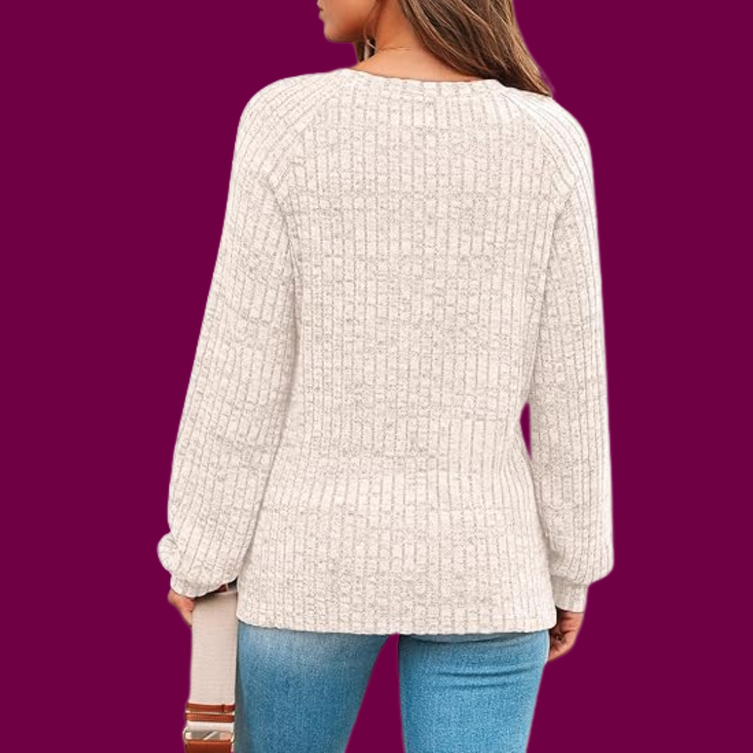 Sophie – Stilvoller Feinstrickpullover mit Zierknöpfen
